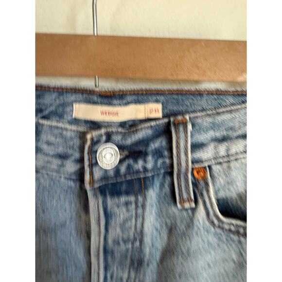 Levi's Premium Denim Wedgie Jeans Button-Fly Size 28 Light Wash Fray Hem - Picture 3 of 9